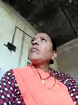Snapshot of Loomaraj chatting on 06-15-26, 04:36 Loomaraj online show from 06-15-26, 04:36