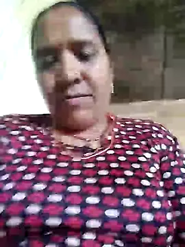 Snapshot of Loomaraj chatting on 06-15-26, 04:42 Loomaraj online show from 06-15-26, 04:42