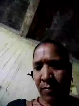 Snapshot of Loomaraj chatting on 06-18-26, 05:28 Loomaraj online show from 06-18-26, 05:28
