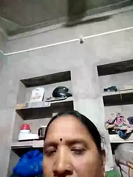 Snapshot of Loomaraj chatting on 06-21-26, 03:58 Loomaraj online show from 06-21-26, 03:58