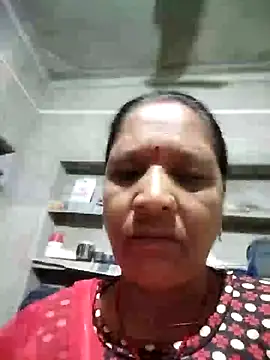 Snapshot of Loomaraj chatting on 06-23-26, 10:30 Loomaraj online show from 06-23-26, 10:30