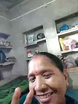 Snapshot of Loomaraj chatting on 07-15-26, 02:39 Loomaraj online show from 07-15-26, 02:39
