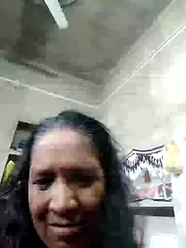 Snapshot of Loomaraj chatting on 07-17-26, 10:55 Loomaraj online show from 07-17-26, 10:55