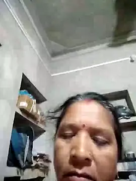 Snapshot of Loomaraj chatting on 07-17-26, 11:31 Loomaraj online show from 07-17-26, 11:31