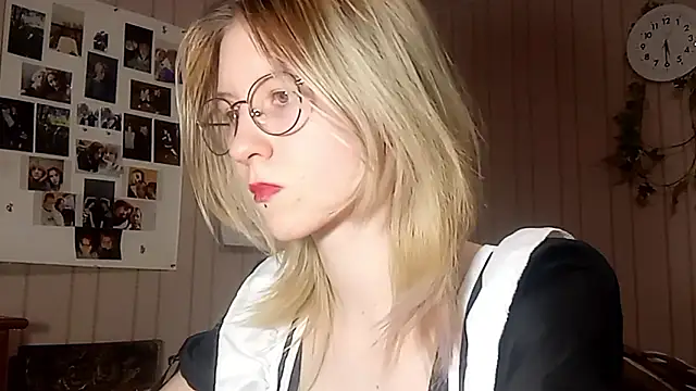 Snapshot of RunawayBr1de chatting on 02-14-26, 02:25 RunawayBr1de online show from 02-14-26, 02:25