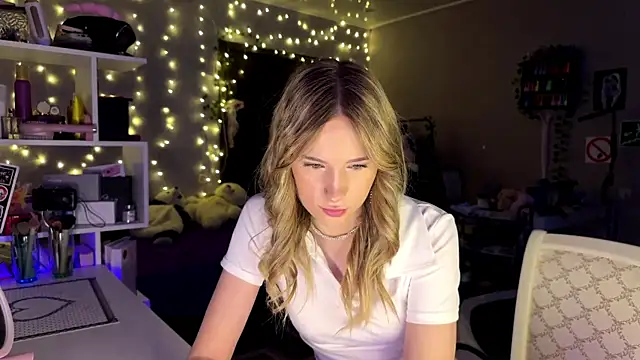 Snapshot of amily_sunray chatting on 02-15-26, 02:14 amily sunray online show from 02-15-26, 02:14