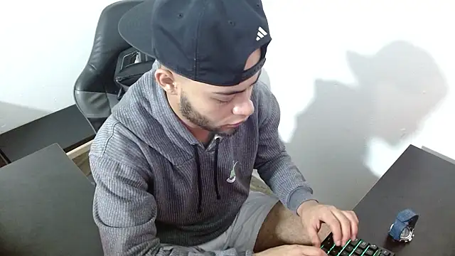 Snapshot of Xanderstone00 chatting on 02-10-26, 06:28 Xanderstone00 online show from 02-10-26, 06:28