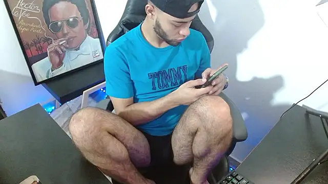 Snapshot of Xanderstone00 chatting on 02-11-26, 02:44 Xanderstone00 online show from 02-11-26, 02:44