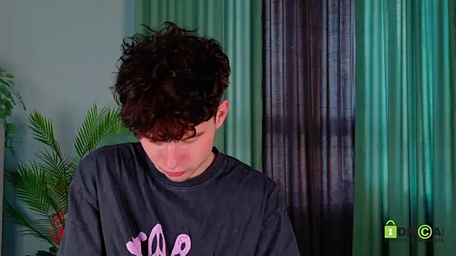 Snapshot of moon_Gloww chatting on 03-25-26, 01:33 moon Gloww online show from 03-25-26, 01:33