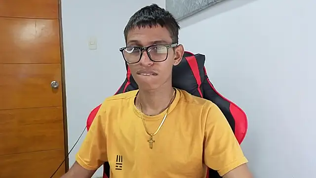 Snapshot of Niklausxxx chatting on 02-25-26, 12:20 Niklausxxx online show from 02-25-26, 12:20