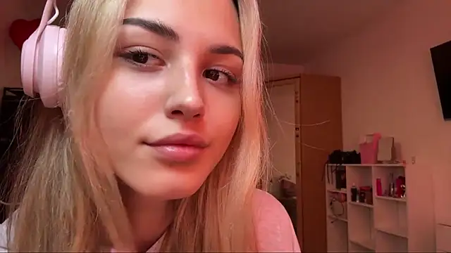 Snapshot of Evva_mayy chatting on 02-20-26, 11:00 Evva mayy online show from 02-20-26, 11:00