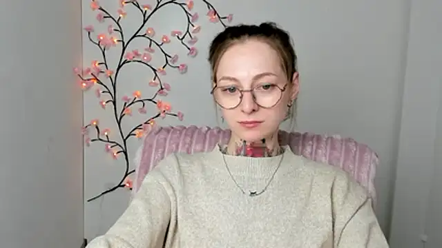 Snapshot of Esmi_Winter chatting on 04-19-26, 11:31 Esmi Winter online show from 04-19-26, 11:31