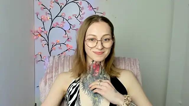 Snapshot of Esmi_Winter chatting on 04-19-26, 06:10 Esmi Winter online show from 04-19-26, 06:10