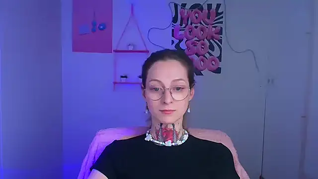 Snapshot of Esmi_Winter chatting on 04-20-26, 11:46 Esmi Winter online show from 04-20-26, 11:46