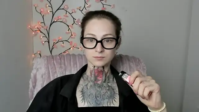 Snapshot of Esmi_Winter chatting on 05-21-26, 06:04 Esmi Winter online show from 05-21-26, 06:04