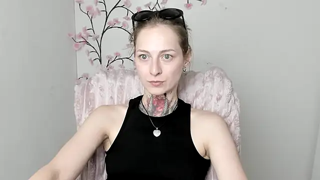 Snapshot of Esmi_Winter chatting on 06-25-26, 11:04 Esmi Winter online show from 06-25-26, 11:04