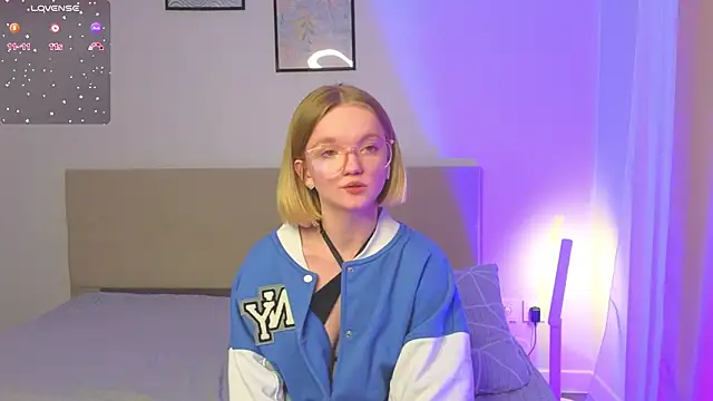 Snapshot of StellaBunny chatting on 02-18-26, 01:07 StellaBunny online show from 02-18-26, 01:07