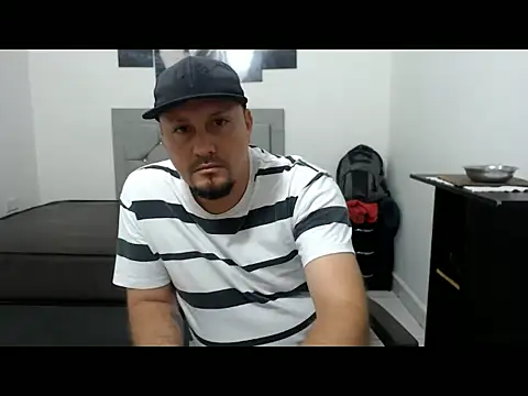 Snapshot of thomax10 chatting on 02-11-26, 07:30 thomax10 online show from 02-11-26, 07:30