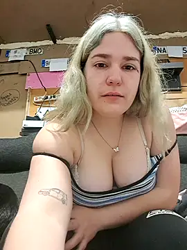 Snapshot of Dulcexpecado chatting on 04-27-26, 02:15 Dulcexpecado online show from 04-27-26, 02:15