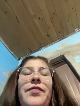 Snapshot of Luna33- chatting on 05-17-26, 05:20 Luna33- online show from 05-17-26, 05:20
