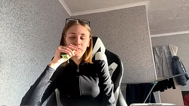 Snapshot of Sweety_Burger chatting on 02-22-26, 12:15 Sweety Burger online show from 02-22-26, 12:15