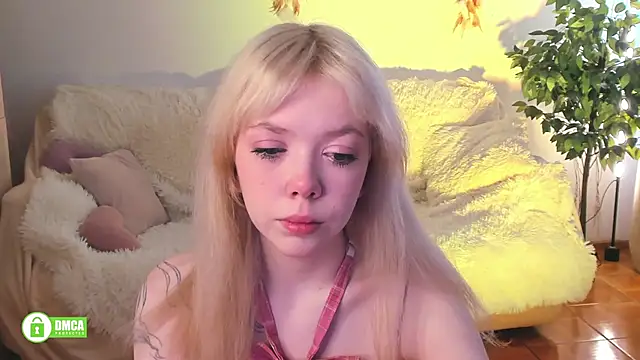 Snapshot of Rochelle_kitty chatting on 04-27-26, 01:31 Rochelle kitty online show from 04-27-26, 01:31