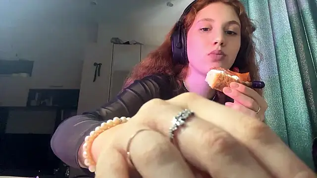 Snapshot of AliceCarrol chatting on 02-24-26, 12:25 AliceCarrol online show from 02-24-26, 12:25