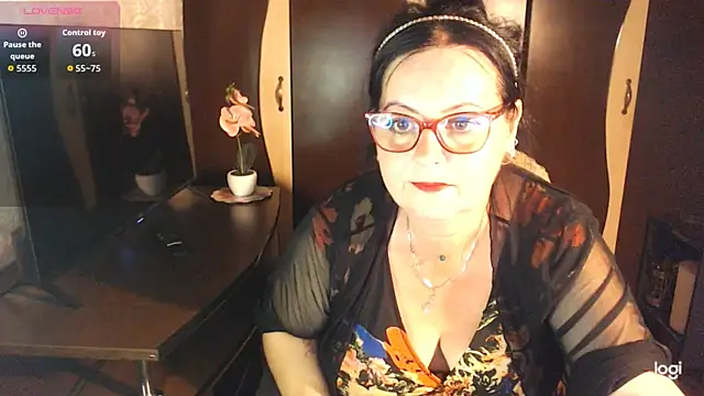 Snapshot of exiMIlf chatting on 06-30-26, 05:14 exiMIlf online show from 06-30-26, 05:14