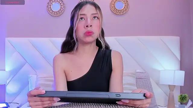 Snapshot of ValeryGomezz chatting on 04-27-26, 01:53 ValeryGomezz online show from 04-27-26, 01:53