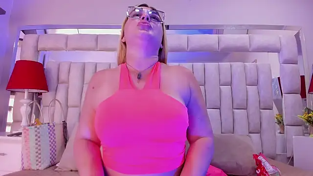 Snapshot of AngellHott_ chatting on 02-26-26, 05:01 AngellHott online show from 02-26-26, 05:01