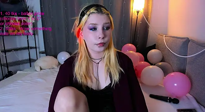 Snapshot of WarmAtEdges chatting on 02-18-26, 02:35 WarmAtEdges online show from 02-18-26, 02:35