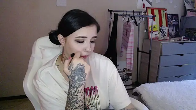 Snapshot of Rin_Tozier chatting on 07-15-26, 12:49 Rin Tozier online show from 07-15-26, 12:49