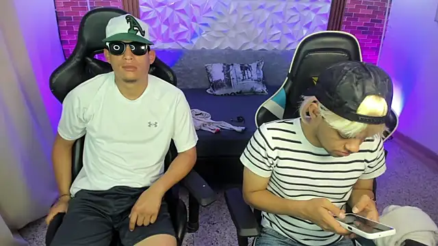 Snapshot of Top_and_bottom chatting on 02-11-26, 01:05 Top and bottom online show from 02-11-26, 01:05