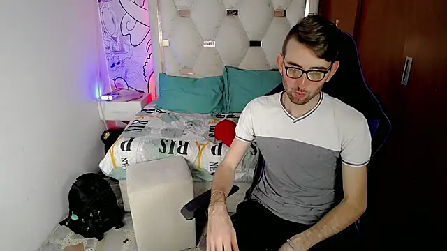 Snapshot of Top_and_bottom chatting on 02-19-26, 08:05 Top and bottom online show from 02-19-26, 08:05