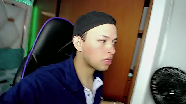 Snapshot of Top_and_bottom chatting on 02-20-26, 08:09 Top and bottom online show from 02-20-26, 08:09