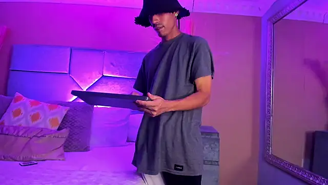 NoaahTylor online show from 05-17-26, 03:48