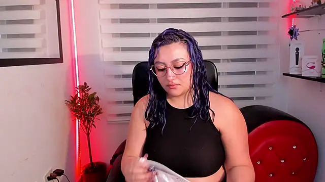 Snapshot of Emily_Jonesh chatting on 06-01-26, 01:02 Emily Jonesh online show from 06-01-26, 01:02