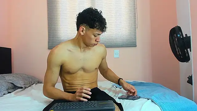 Snapshot of Muscle__Myke chatting on 02-28-26, 03:02 Muscle Myke online show from 02-28-26, 03:02