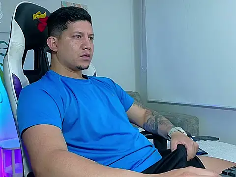 Snapshot of _robertobaggioo chatting on 02-13-26, 12:12 robertobaggioo online show from 02-13-26, 12:12