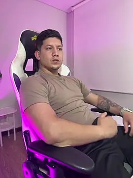 Snapshot of _robertobaggioo chatting on 02-14-26, 05:37 robertobaggioo online show from 02-14-26, 05:37