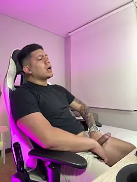 Snapshot of _robertobaggioo chatting on 02-16-26, 12:34 robertobaggioo online show from 02-16-26, 12:34