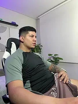 Snapshot of _robertobaggioo chatting on 02-19-26, 12:34 robertobaggioo online show from 02-19-26, 12:34