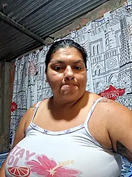 Snapshot of Juli_Powl chatting on 06-21-26, 01:52 Juli Powl online show from 06-21-26, 01:52