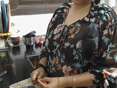 Snapshot of Hot_Sonniyaa chatting on 02-20-26, 08:38 Hot Sonniyaa online show from 02-20-26, 08:38