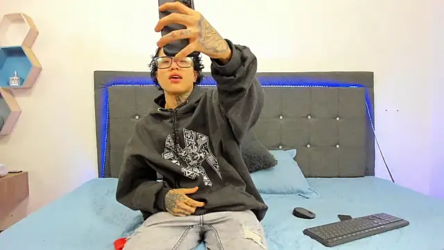 Ale cuzz online show from 03-06-26, 03:41