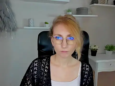 CinderellaMoon online show from 02-25-26, 06:34