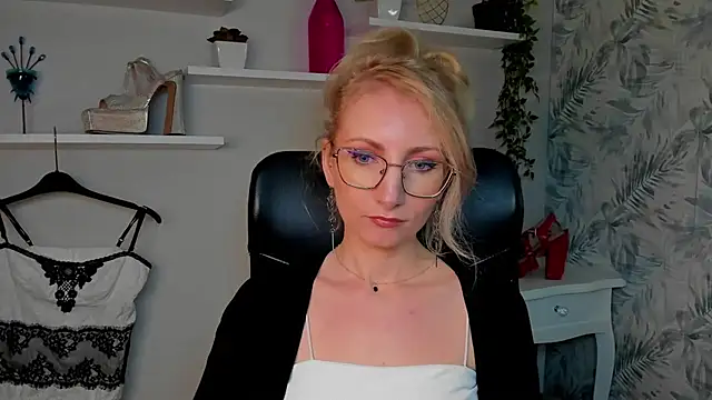 CinderellaMoon online show from 03-24-26, 06:29