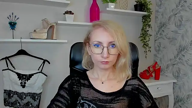 CinderellaMoon online show from 03-25-26, 06:19