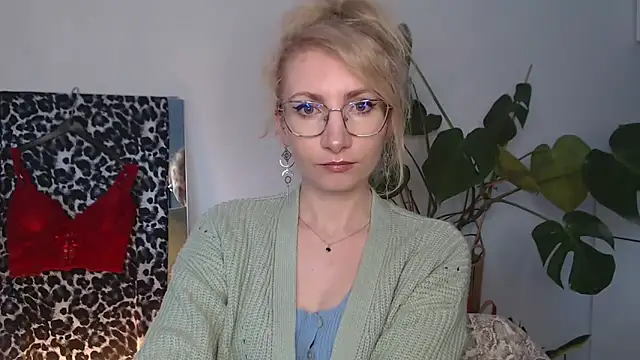 CinderellaMoon online show from 04-10-26, 05:23