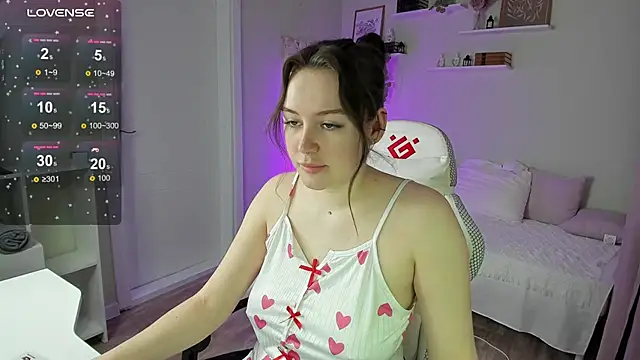 Snapshot of Laura_CollinsS chatting on 04-10-26, 12:38 Laura CollinsS online show from 04-10-26, 12:38